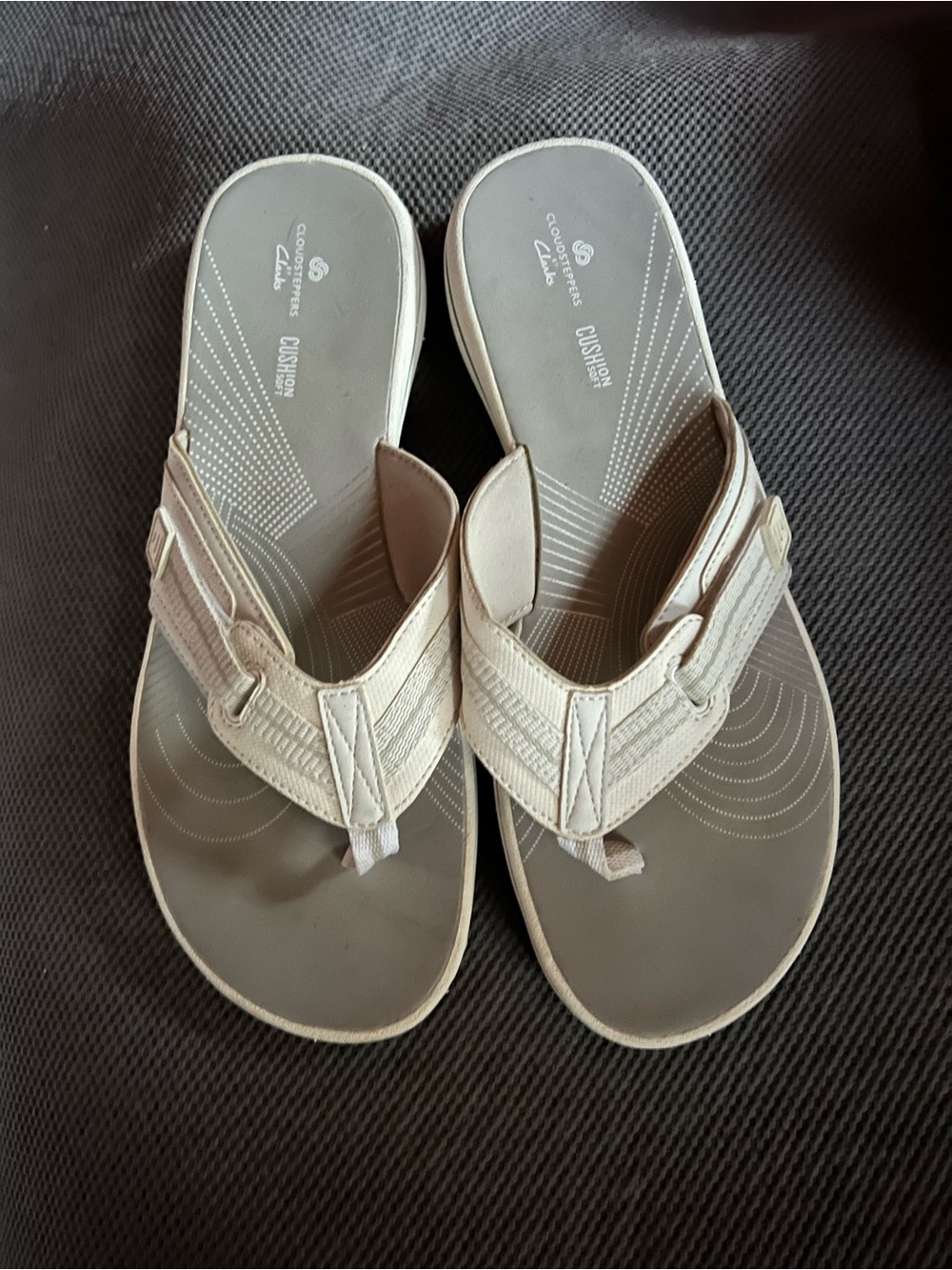 Clarks Women's Light Beige/Taupe Cushioned Thong Sandals